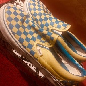 Woman’s checkered vans size 11